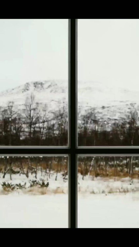 Blick aus dem Fenster auf eine verschneite Landschaft