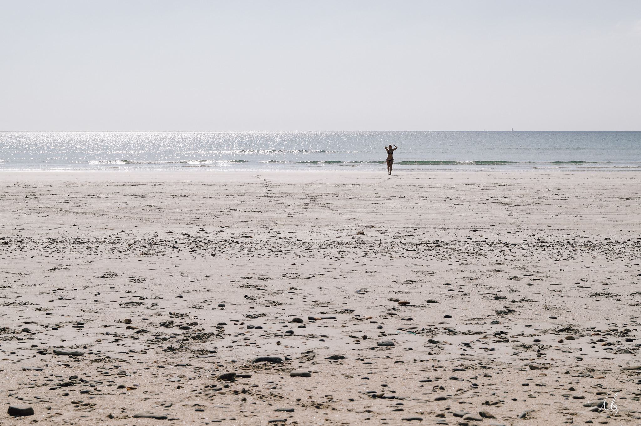 Frau kommt aus dem Meer an den Strand