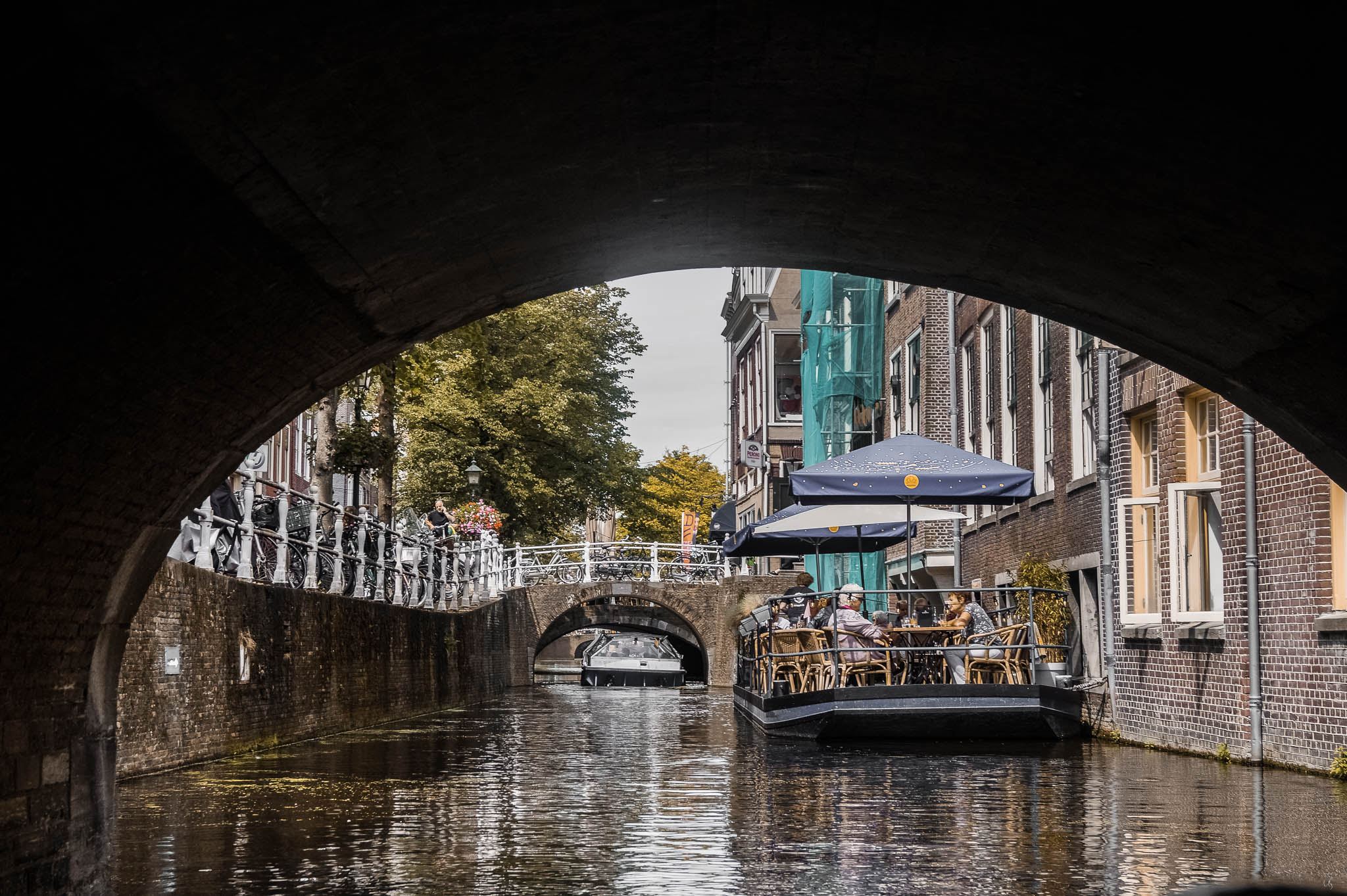 Blick von einem Boot in einen Kanal in Delft